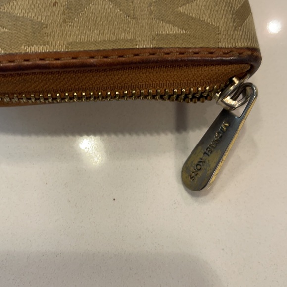 Michael Kors Wallet - Picture 6 of 6